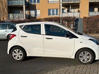 Gebraucht Hyundai i10 68 PS (50 kW) 2013 Weiß Kleinwagen