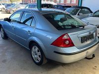 Usado Ford Mondeo Ghia 131 CV (96 kW) 2004 Azul Berlina