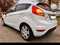 Gebraucht Ford Fiesta 101 PS (74 kW) 2014 Weiß Kleinwagen