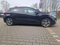 Gebraucht Hyundai i30 Passion 110 PS (80 kW) 2016 Phantom black / mic Kleinwagen