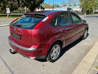 Gebraucht Ford Focus Ghia 101 PS (74 kW) 2005 Rot Limousine