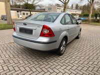 Gebraucht Ford Focus Ghia 101 PS (74 kW) 2005 Silber Limousine