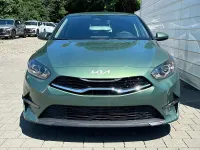 Neu Kia Ceed Gold 140 PS (102 kW) 2025 Experience grün metallic Kleinwagen