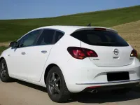Używany Opel Astra Innovation 165 KM (121 kW) 2012 Biały Sedan/Limuzyna