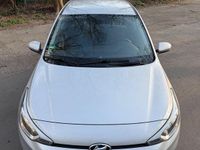 Gebraucht Hyundai i20 84 PS (61 kW) 2017 Silber Kleinwagen