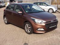 Gebraucht Hyundai i20 101 PS (74 kW) 2017 Braun Limousine