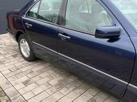 Gebraucht Mercedes E240 170 PS (125 kW) 1999 Blau Limousine