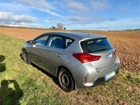 Gebraucht Toyota Auris Hybrid 99 PS (72 kW) 2013 Silber Kleinwagen