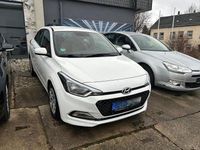 Gebraucht Hyundai i20 90 PS (66 kW) 2017 Weiß Limousine