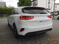 Neu Kia Ceed 140 PS (102 kW) 2025 Cararraweiß Kleinwagen