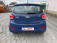 Gebraucht Hyundai i10 Edition 67 PS (49 kW) 2015 Blau Kleinwagen