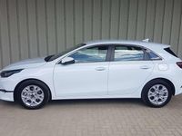 Neu Kia Ceed 99 PS (72 kW) 2025 Carraraweiss Kleinwagen