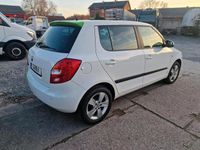 Gebraucht Skoda Fabia 69 PS (50 kW) 2013 Weiß Kleinwagen