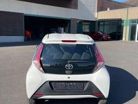 Gebraucht Toyota Aygo 69 PS (50 kW) 2017 Weiß Kleinwagen