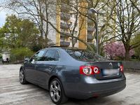 Gebraucht VW Jetta 105 PS (77 kW) 2009 Grau Limousine
