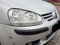 Second-hand VW Golf IV 105 CP (77 kW) 2004 Argintiu Berlinǎ