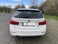 Gebraucht BMW 330 Advantage 258 PS (189 kW) 2015 Weiß Kombi
