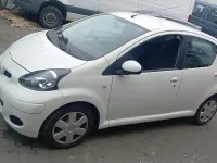 Gebraucht Toyota Aygo 65 PS (47 kW) 2011 Weiß Kleinwagen
