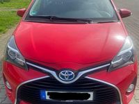 Gebraucht Toyota Yaris Hybrid Comfort 101 PS (74 kW) 2015 Rot Limousine