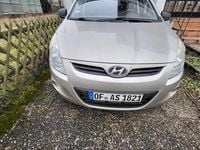 Gebraucht Hyundai i20 Edition 77 PS (56 kW) 2011 Gold Kleinwagen