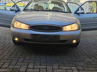 Gebraucht Ford Mondeo 131 PS (96 kW) 2000 Silber Limousine