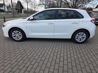 Gebraucht Hyundai i30 Pure 101 PS (74 kW) 2017 Weiß Limousine