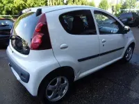 Gebraucht Peugeot 107 Active 68 PS (50 kW) 2012 Weiß Kleinwagen