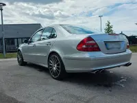 Używany Mercedes E500 Avantgarde 306 KM (225 kW) 2002 Srebrny Sedan/Limuzyna