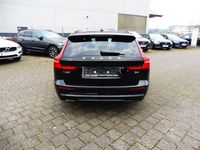 Gebraucht Volvo V60 Plus 197 PS (144 kW) 2025 Onyx black / metallic Kombi