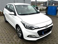 Gebraucht Hyundai i20 75 PS (55 kW) 2015 Weiß Kleinwagen