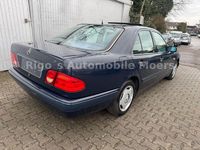 Gebraucht Mercedes E200 136 PS (100 kW) 1997 Blau Limousine