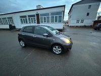 Gebraucht Toyota Yaris 100 PS (73 kW) 2011 Grau Kleinwagen