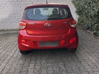 Gebraucht Hyundai i10 87 PS (63 kW) 2015 Rot Kleinwagen
