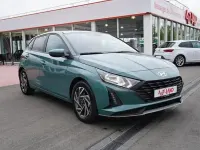Neu Hyundai i20 79 PS (58 kW) 2025 Mangrovegreenmet. Kleinwagen