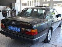 Gebraucht Mercedes E230 132 PS (97 kW) 1990 Schwarz Limousine