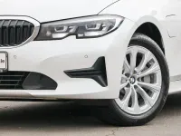 Gebraucht BMW 330e Advantage 292 PS (214 kW) 2021 Mineralweiss Kombi