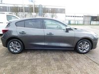 Neu Ford Focus Titanium 116 PS (85 kW) 2025 Grau Limousine