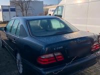 Gebraucht Mercedes E200 136 PS (100 kW) 2001 Blau Limousine