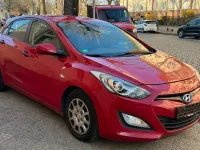 Gebraucht Hyundai i30 Trend 99 PS (72 kW) 2013 Rot Limousine