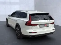Gebraucht Volvo V60 CC Pro 197 PS (144 kW) 2021 Crystal white Kombi