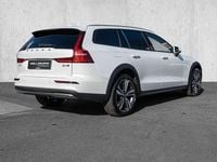 Gebraucht Volvo V60 CC Plus 197 PS (144 kW) 2024 Crystal white pearl / metallic Kombi