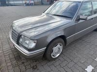 Usata Mercedes E220 150 CV (110 kW) 1994 Grigio Berlina