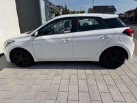 Gebraucht Hyundai i20 Style 101 PS (74 kW) 2015 Weiß Kleinwagen