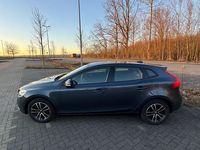 Gebraucht Volvo V40 Momentum 150 PS (110 kW) 2018 Blau Limousine