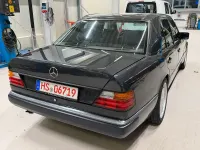 Używany Mercedes E300 180 KM (132 kW) 1990 Szary Sedan/Limuzyna