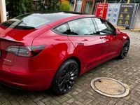 gebraucht Tesla Model 3 Performance Multicoat red / weiß