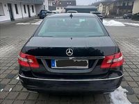 Gebraucht Mercedes E220 Avantgarde 170 PS (125 kW) 2012 Schwarz Limousine