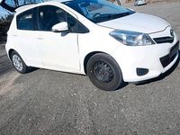 Gebraucht Toyota Yaris 69 PS (50 kW) 2012 Weiß Kleinwagen