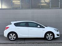 Gebraucht Opel Astra 101 PS (74 kW) 2012 Schneeweiss/summitwhite/arctic Kleinwagen