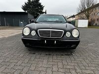 Używany Mercedes E280 210 KM (154 kW) 2001 Czarny Sedan/Limuzyna